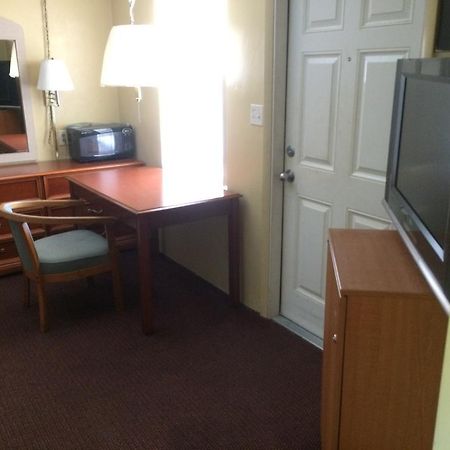 Travelers Inn Окичоби Экстерьер фото