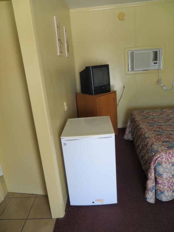 Travelers Inn Окичоби Номер фото