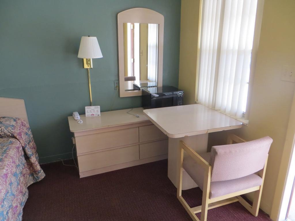 Travelers Inn Окичоби Номер фото