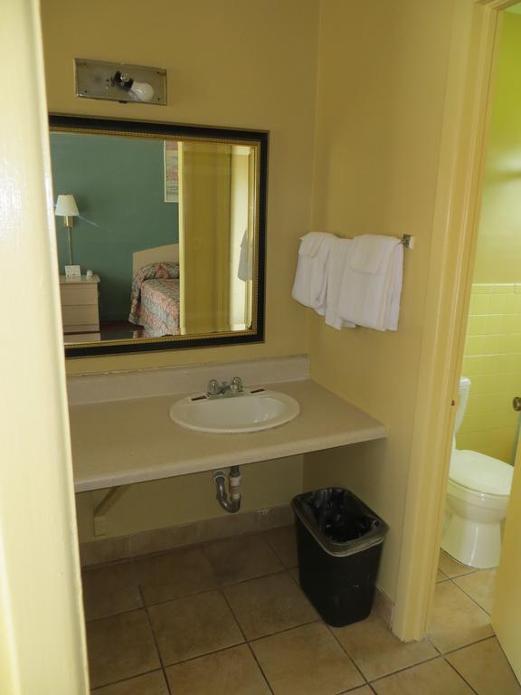 Travelers Inn Окичоби Номер фото